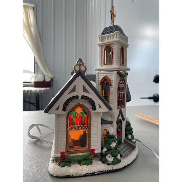 St Nicholas Square Country Chapel 2005 Lighted Village Christmas Holiday Decor - Picture 4 of 9